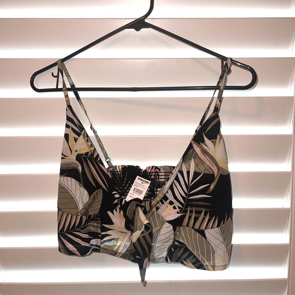✨Brand New Volcom top✨